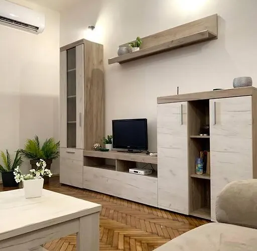 Central City Apartment דירה *
